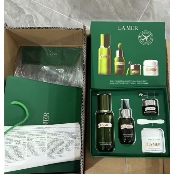 The Hydrating Essentials Collection / Travel Exclusive-150ml+50ml+15ml+60ml